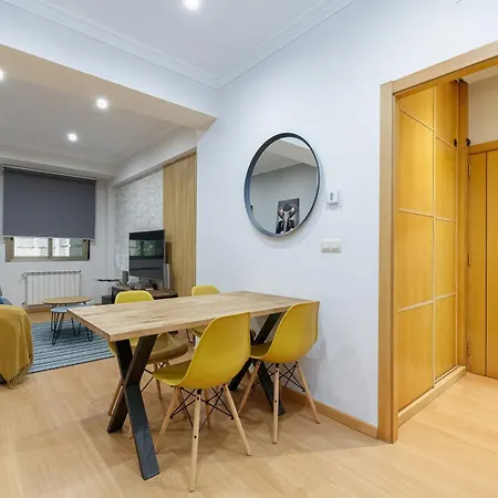Comodo Y Moderno Piso En By Apartment Vigo